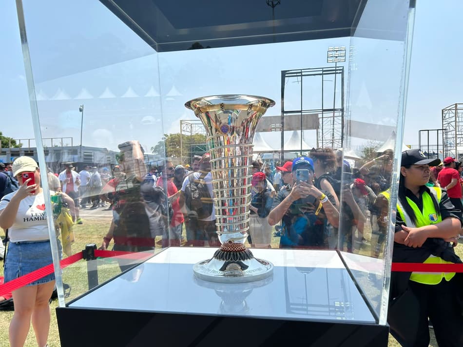Troféu exposto no GP de Interlagos (Foto: Isabella Zuppo / Lance!)