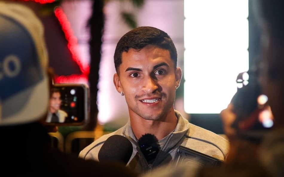 Nestor em entrevista coletiva após renovação com o Bahia (Foto: Rafael Rodrigues / EC Bahia)