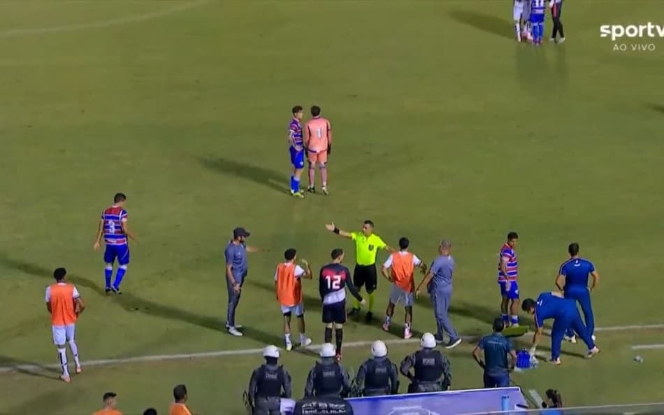 Partida ficou parada por cinco minutos (Foto: Reprodução/Sportv)