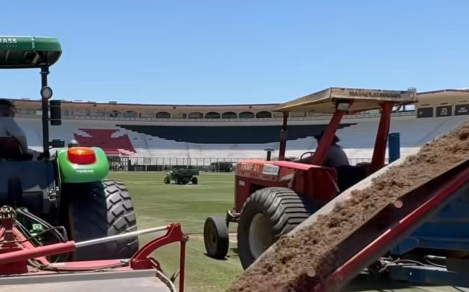 Troca do gramado de São januário