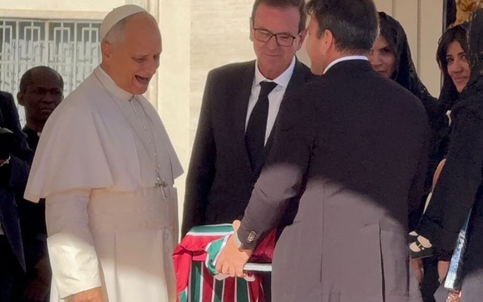 Papa recebe camisa do Fluminense de Carlo Caiado (Foto: Arquivo Pessoal)