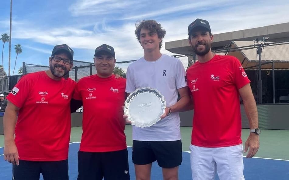 João Fonseca com o fisioterapeuta Egídio Magalhães (e), o preparador físico Emmanuel Jiménez e o técnico Guilherme Teixeira (Foto: Arquivo pessoal)