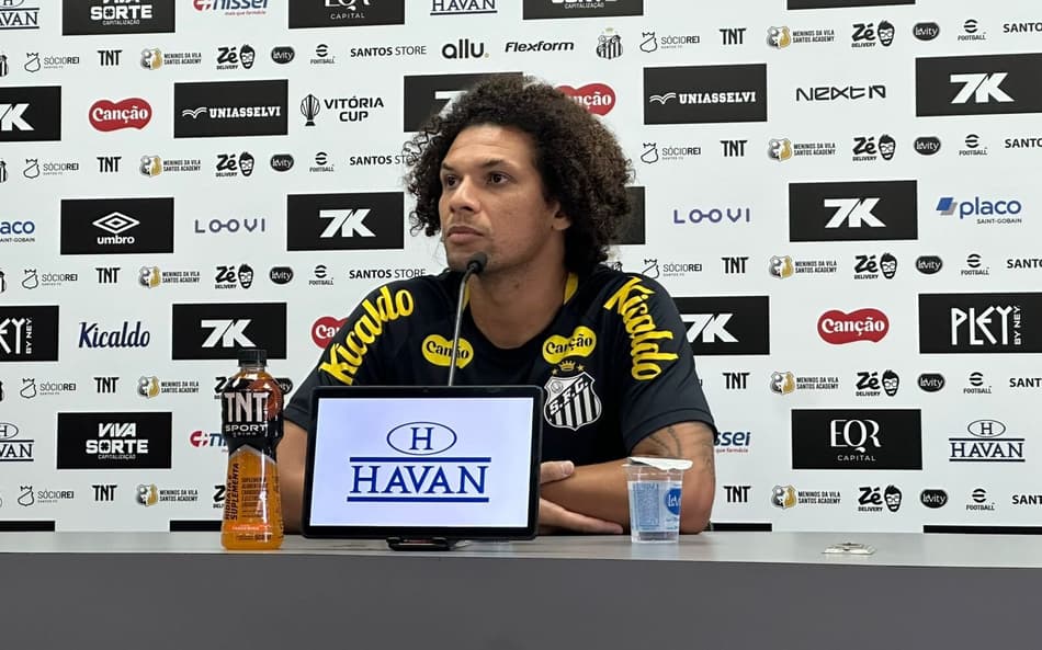 Willian Arão conversou com a imprensa no CT Rei Pelé, nesta sexta-feira (14). (Foto: Juliana Yamoka; Lance!)