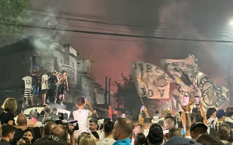 Torcida do Santos faz festa para recepcionar o time na Vila Belmiro. (Foto: Juliana Yamaoka/ Lance!)