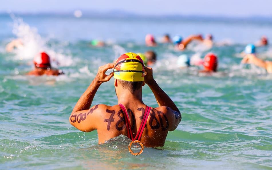 Nadador durante prova de águas abertas (Foto: Bulos Photo Art Estúdio/ Divulgação FBDA)