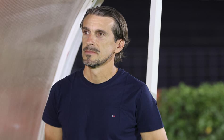 Último técnico a derrotar o Mirassol no Maião, Paulo Gomes relembra duelo e quer seguir no Brasil