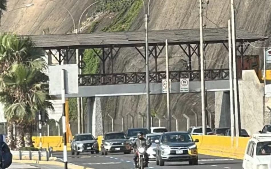 O veículo seguia pela orla da capital peruana (Foto: Reprodução)