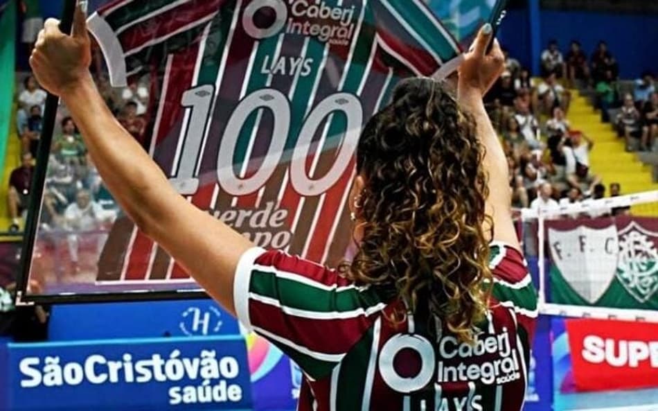 Lays é homenagiada ao completar 100 jogos pelo Fluminense (Foto: Mailson Santana/FFC)