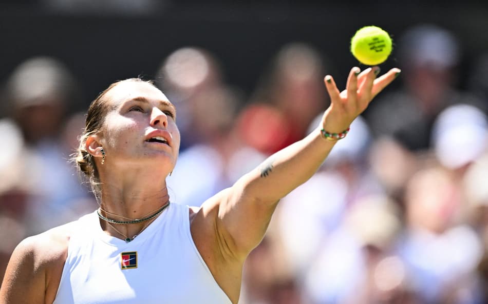 Aryna Sabalenka saca em jogo contra Laura Siegemund em Wimbledon (foto: Kirill KUDRYAVTSEV / AFP)