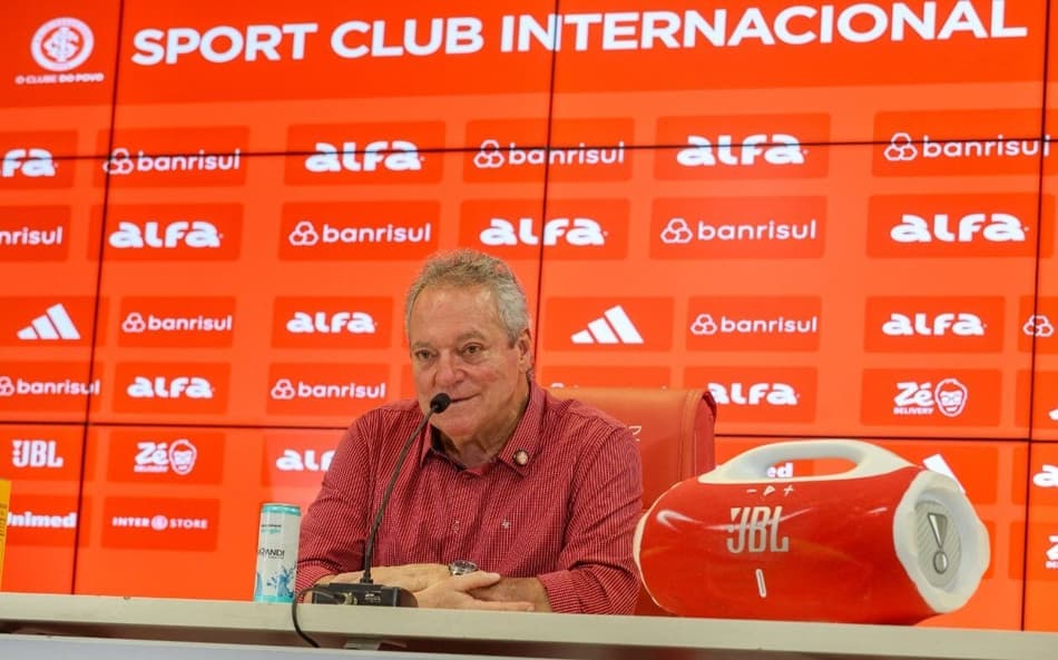 Abel Braga se pronuncia após falar em 'time de veado' por uso de camisa rosa