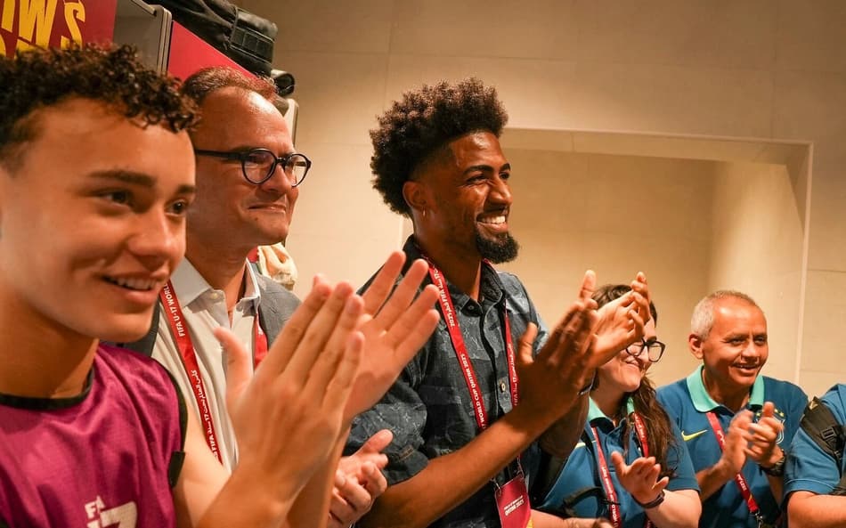 Alexsandro Ribeiro esteve no vestiário do Brasil Sub-17 após vitória sobre o Marrocos