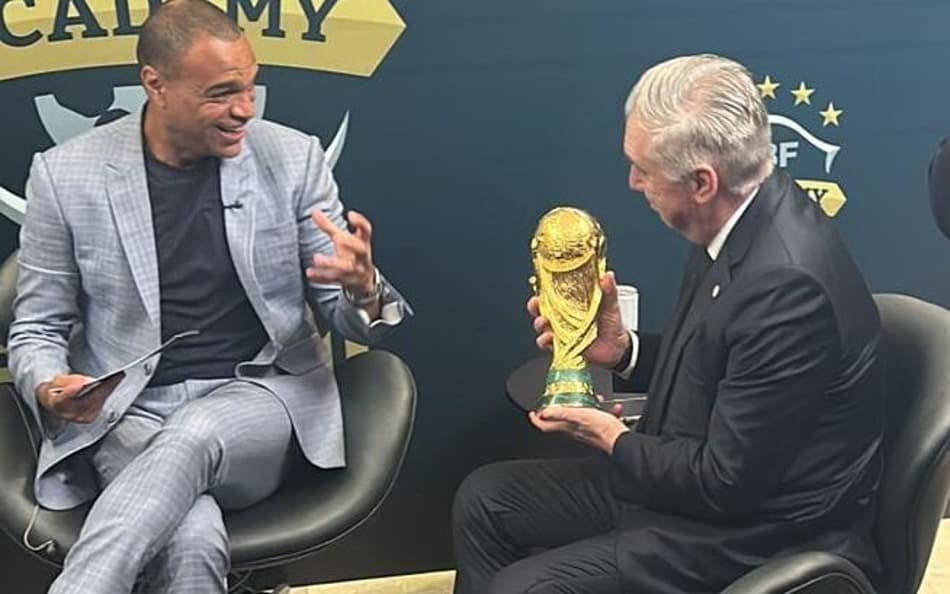 Ao lado de Denilson, Carlo Ancelotti segura a taça da Copa do Mundo