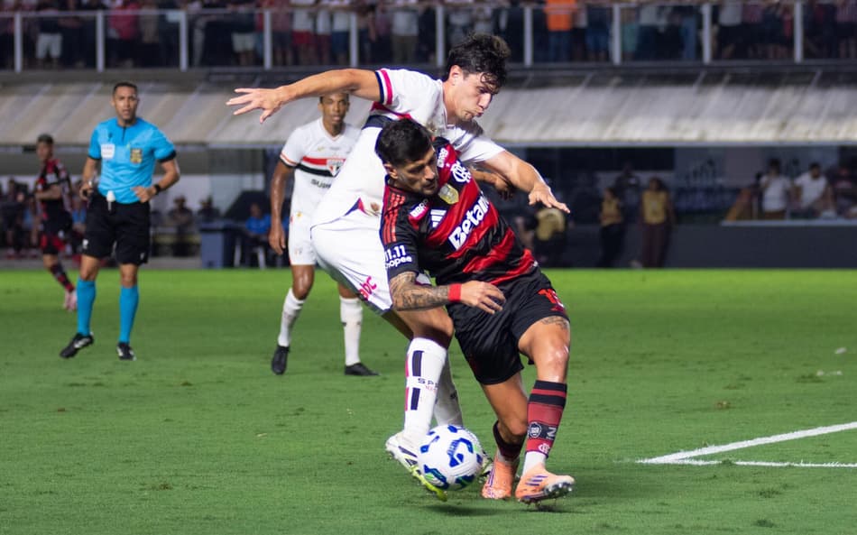 Arrascaeta disputa bola na partida entre São Paulo e Flamengo (Foto: Carlos Torres/Agencia Enquadrar/Gazeta Press)