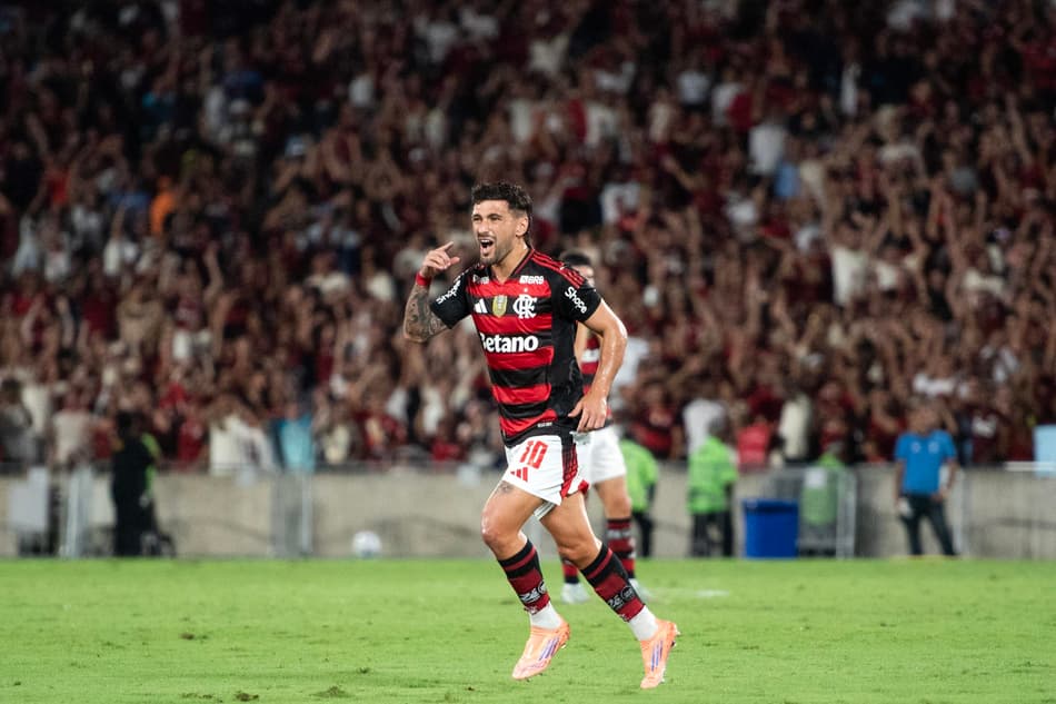 Arrascaeta comemora seu gol pelo Flamengo em vitória sobre o Sport pelo Brasileirão
