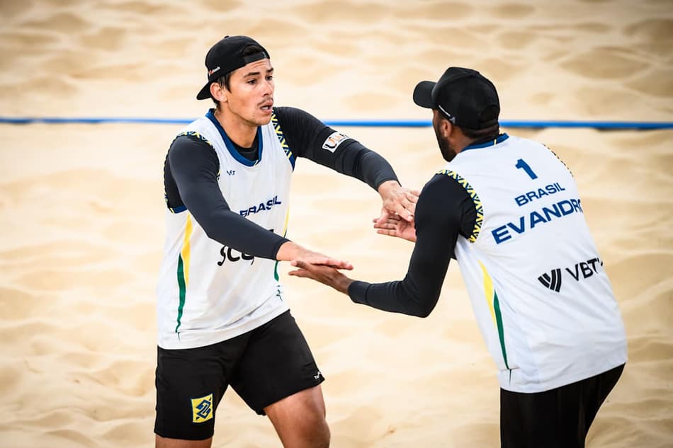 Evandro e Arthur Lanci vencem alemães no Mundial de Vôlei de Praia (Foto: Volleyball World)