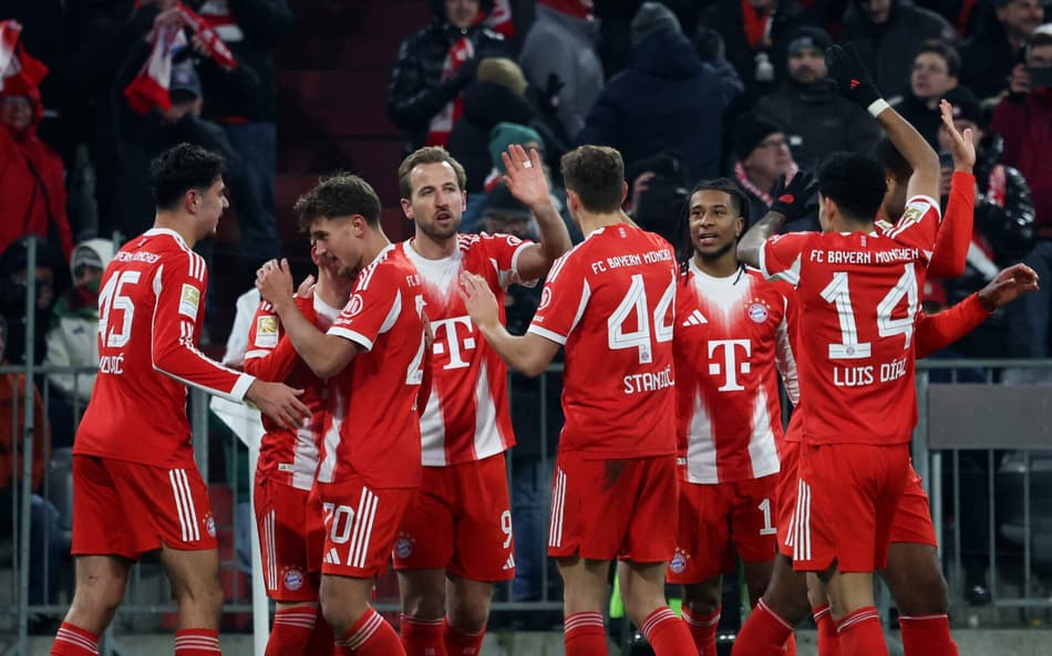 Jogadores do Bayern de Munique comemoram gol de Harry Kane na Bundesliga (Foto: Karl-Josef HILDENBRAND / AFP)