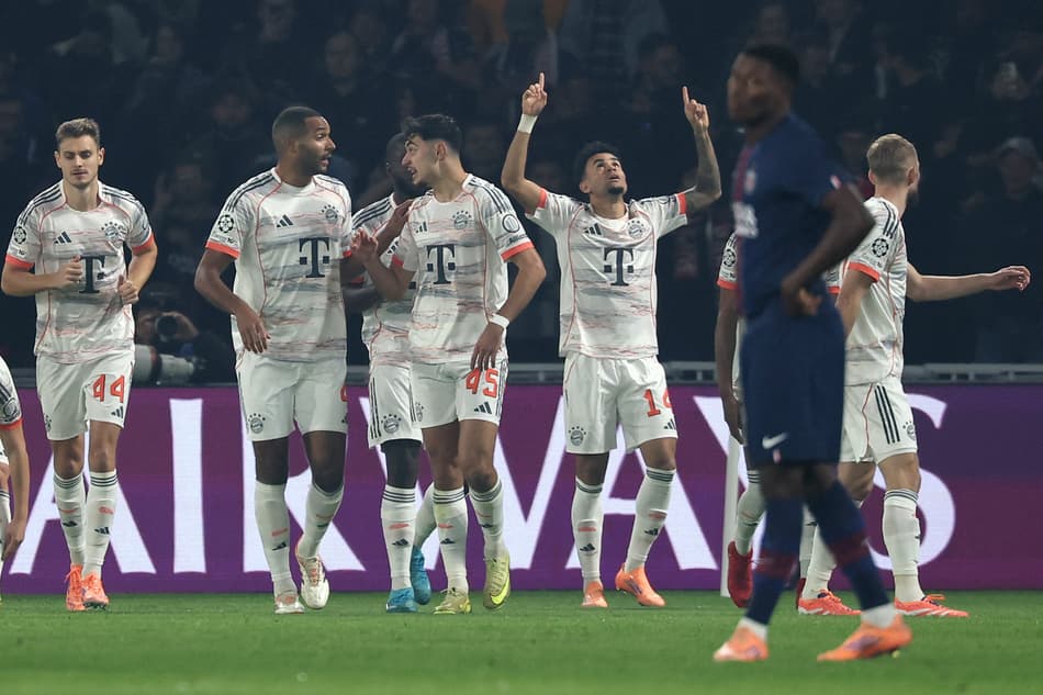 Bayern de Munique comemora gol de Luis Díaz diante do PSG (Foto: Anne-Christine Poujolat / AFP)