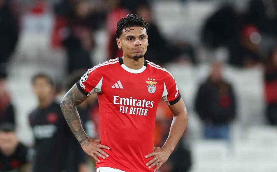 Richard Ríos, ex-Palmeiras, em ação pelo Benfica na derrota para o Bayer Leverkusen (Foto: PATRICIA DE MELO MOREIRA / AFP)
