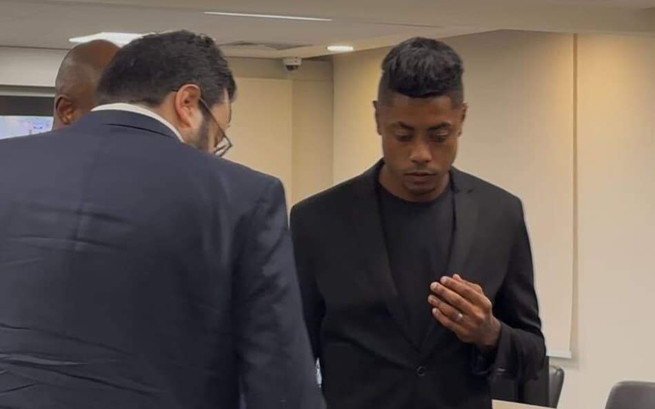 Bruno Henrique, do Flamengo, durante julgamento no STJD (Foto: Lucas Bayer/Lance!)