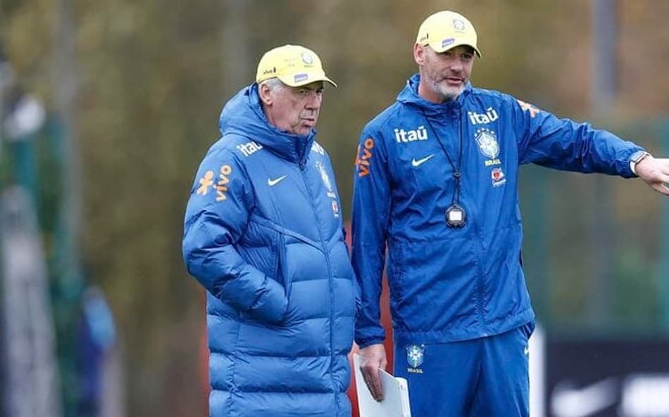 Carlo Ancelotti comanda treino da Seleção em Londres (Foto: Rafael Ribeiro / CBF)