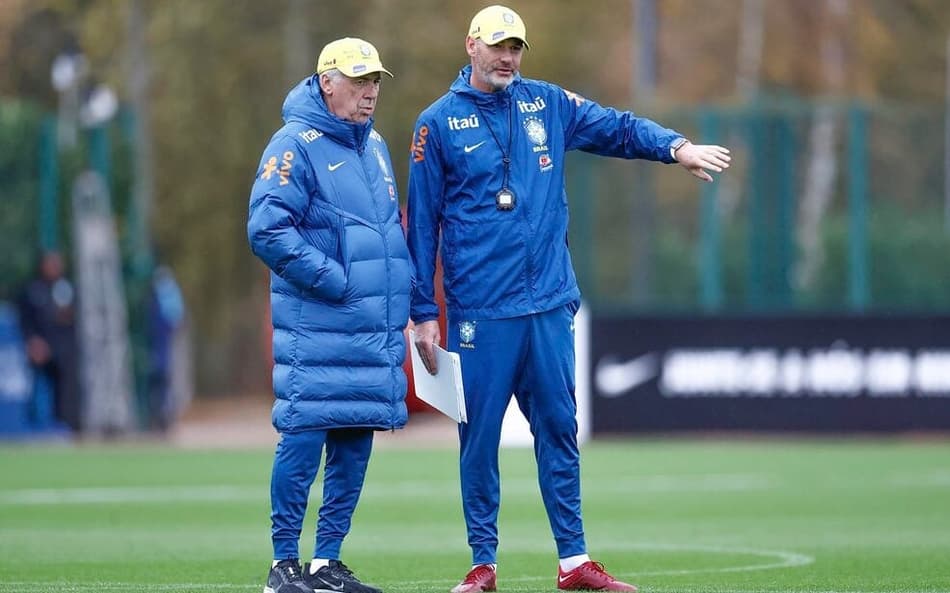 Carlo Ancelotti comanda treino da Seleção em Londres (Foto: Rafael Ribeiro / CBF)