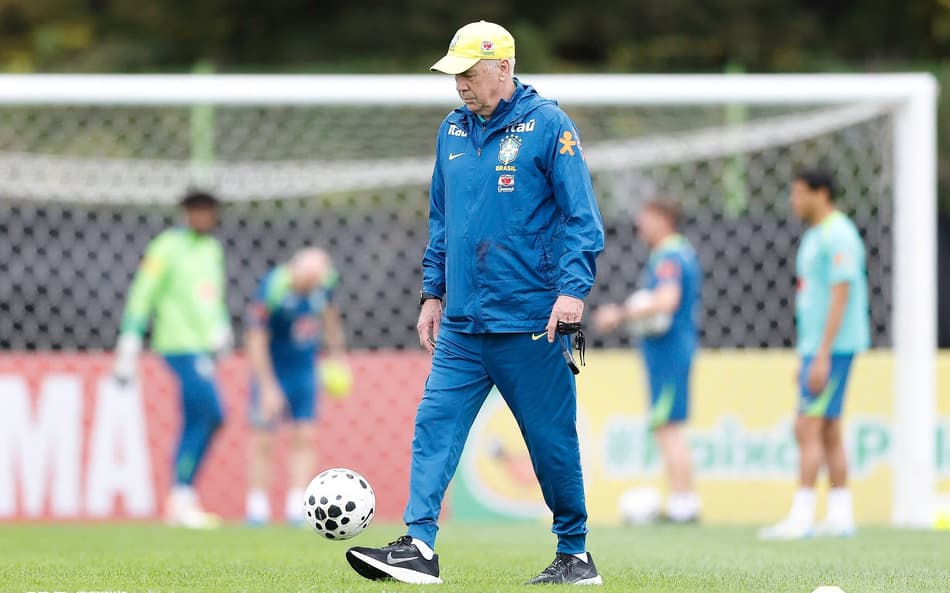 Carlo Ancelotti, técnico da Seleção, durante treino na Coreia do Sul