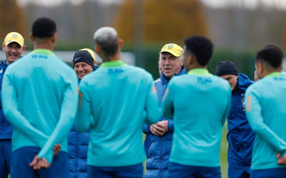 Carlo Ancelotti, técnico da Seleção Brasileira, durante treino em Londres