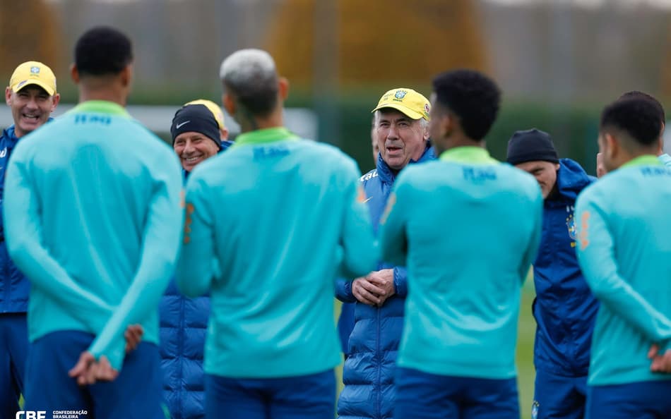 Carlo Ancelotti, técnico da Seleção Brasileira, durante treino em Londres