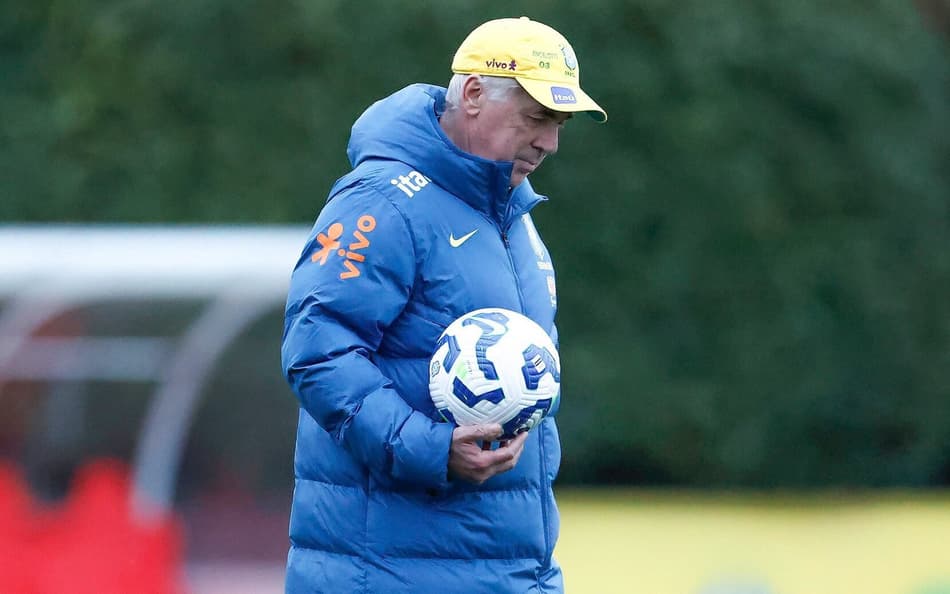 Carlo Ancelotti, técnico da Seleção Brasileira, durante treino em Londres