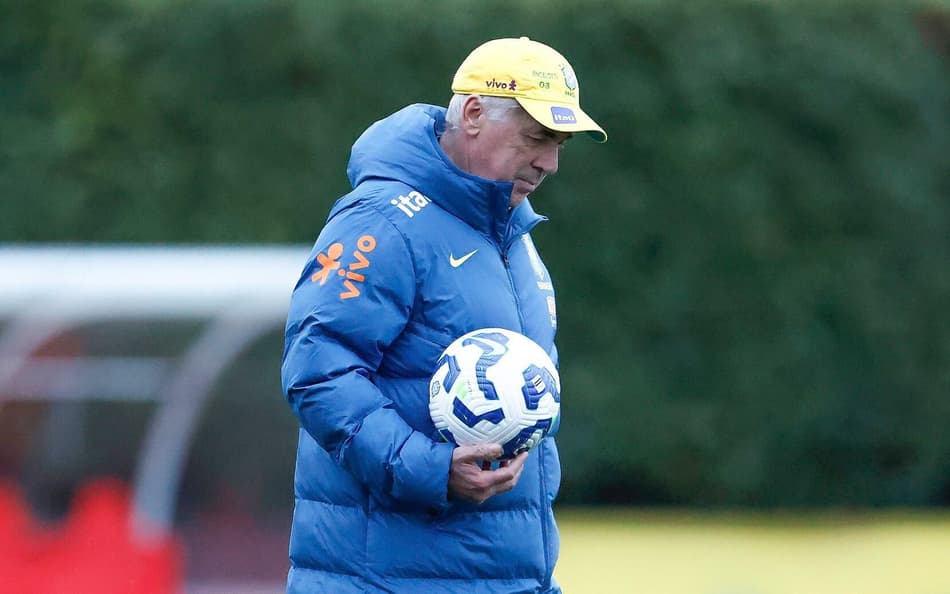 Carlo Ancelotti, técnico da Seleção Brasileira, durante treino em Londres