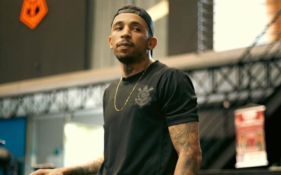 Carlos Prates, do UFC, em treino com a camisa do Corinthians (Foto: Reprodução/Instagram: @thenightmare_170)