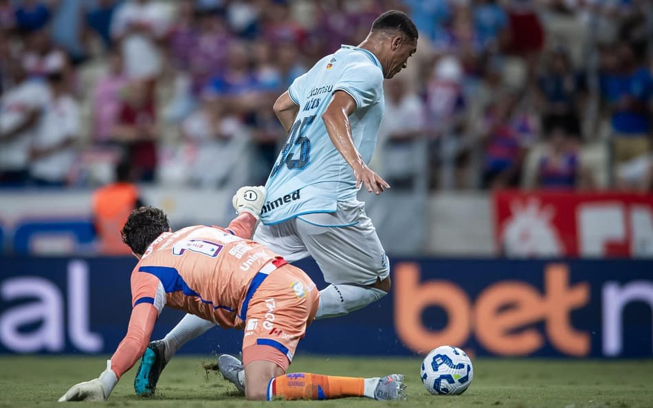 Carlos Vinícius toma bola do goleiro do Fortaleza e faz o gol (Foto: Iago Ferreira/Photo Premium/Gazeta Press)
