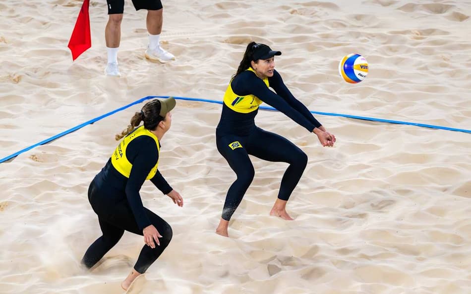 Carol e Rebecca disputam o bronze no Mundial de Vôlei de Praia 2025 (Foto: Volleyball World)