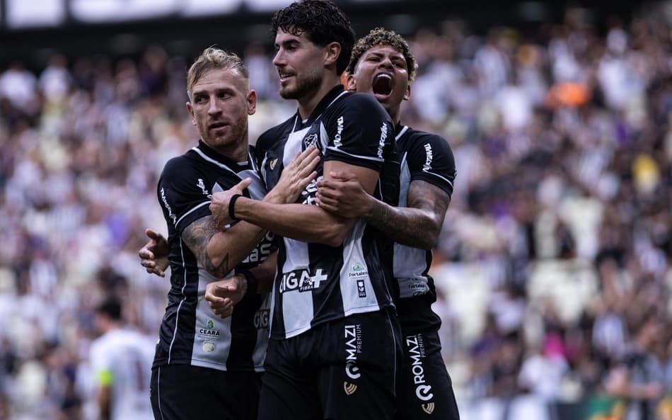 Jogadores do Ceará comemoram gol contra o Fluminense no Brasileirão=
