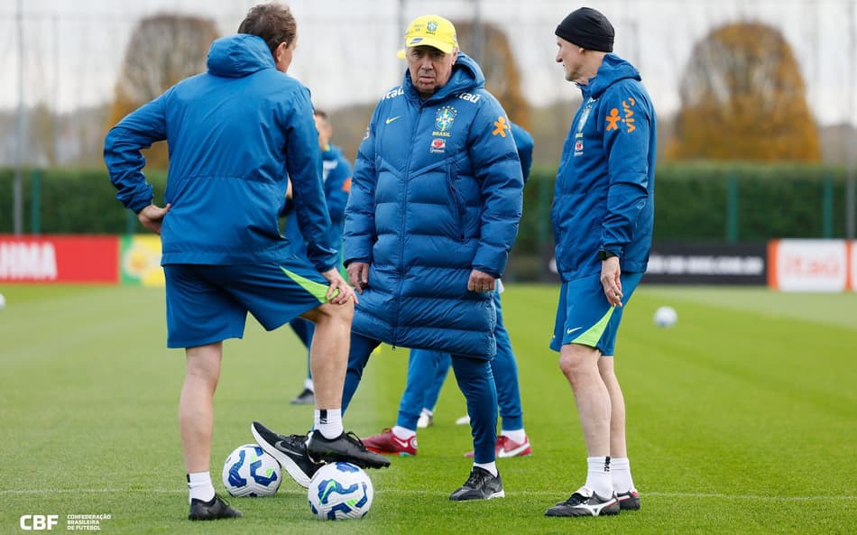 Carlo Ancelotti e comissão técnica do Brasil durante treino da Seleção em Londres