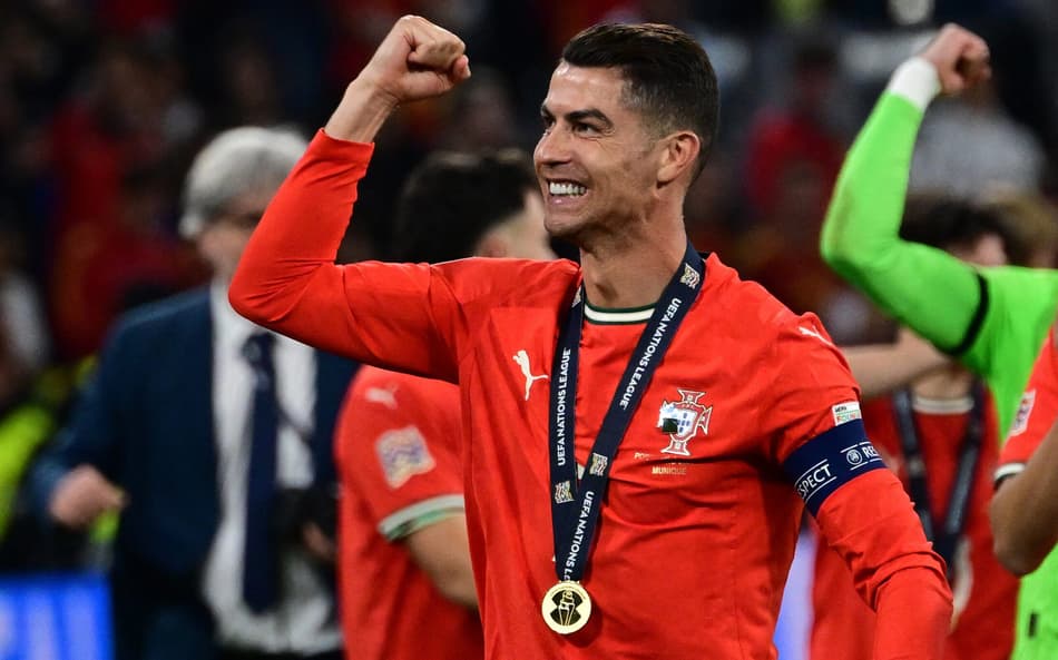 CR7 presenteia companheiros e família de Jota por título da Nations