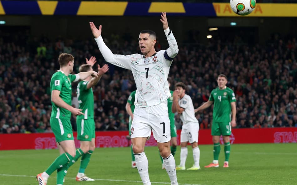 Cristiano Ronaldo reage durante derrota de Portugal para a Irlanda nas Eliminatórias (Foto: Paul Faith / AFP)