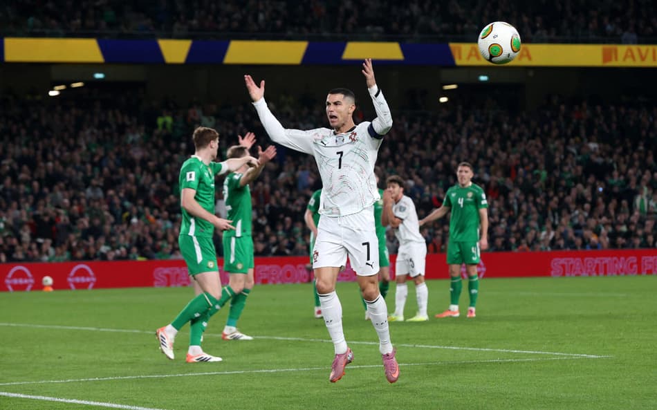 Cristiano Ronaldo reage durante derrota de Portugal para a Irlanda nas Eliminatórias (Foto: Paul Faith / AFP)
