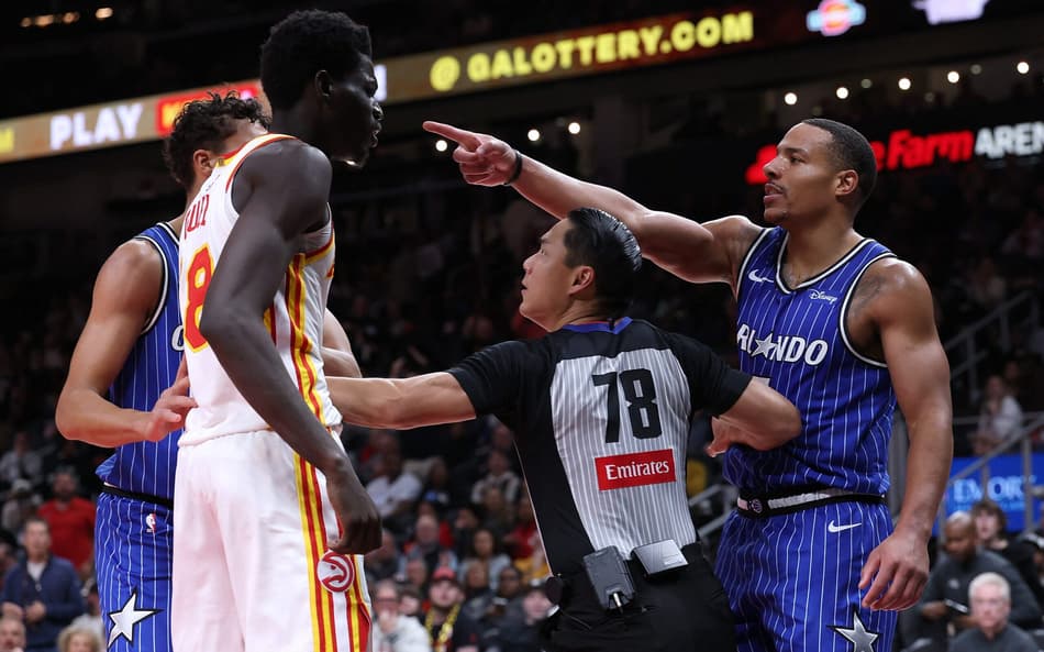 Desmond Bane apontando para Mouhamed Gueye antes de expulsão em Magic x Hawks na NBA (Foto: Kevin C. Cox/Getty Images/AFP)