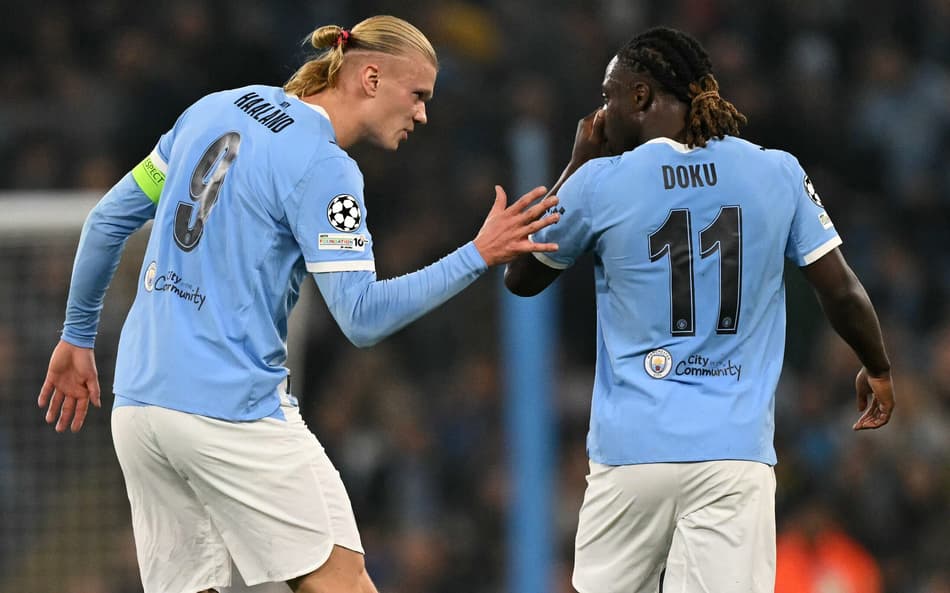 Erling Haaland e Jérémy Doku em ação pelo Manchester City (Foto: Oli SCARFF / AFP)