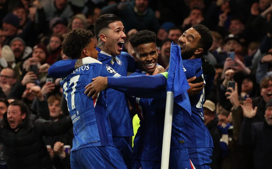 Chelsea comemora gol de Estêvão diante do Barcelona (Foto: Adrian Dennis / AFP)