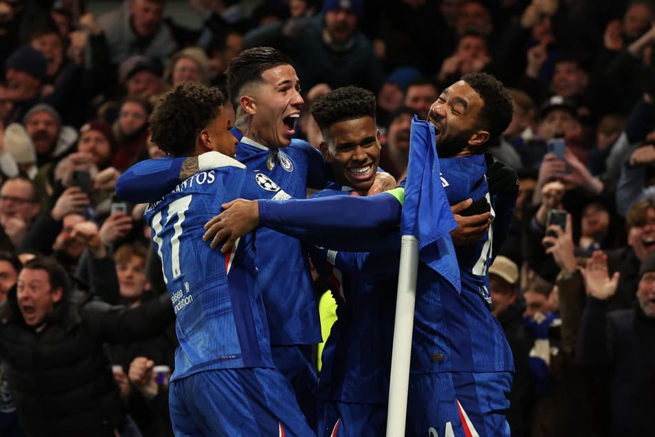 Chelsea comemora gol de Estêvão diante do Barcelona (Foto: Adrian Dennis / AFP)