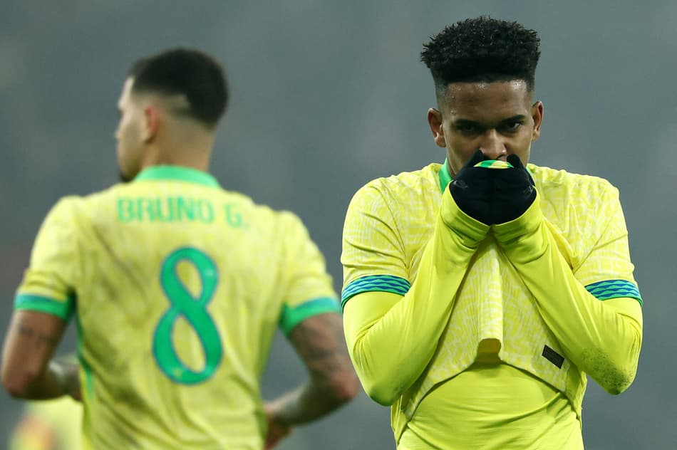 Estêvão comemora após marcar pelo Brasil no amistoso contra a Tunísia (Foto: Franck Fife / AFP)