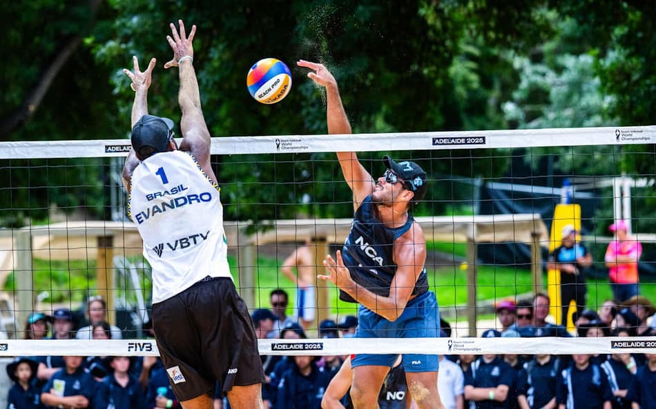 Evandro e Arthur durante o Mundial de Vôlei de Praia