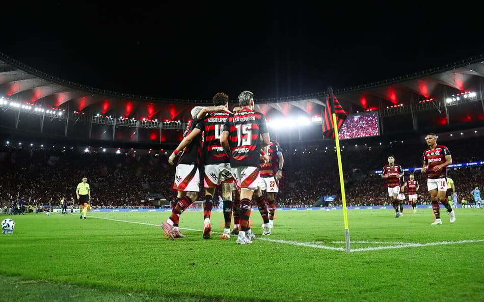 Flamengo comemora gol de Léo Pereira no Maracanã contra o Santos (Foto: Gilvan de Souza / Flamengo)