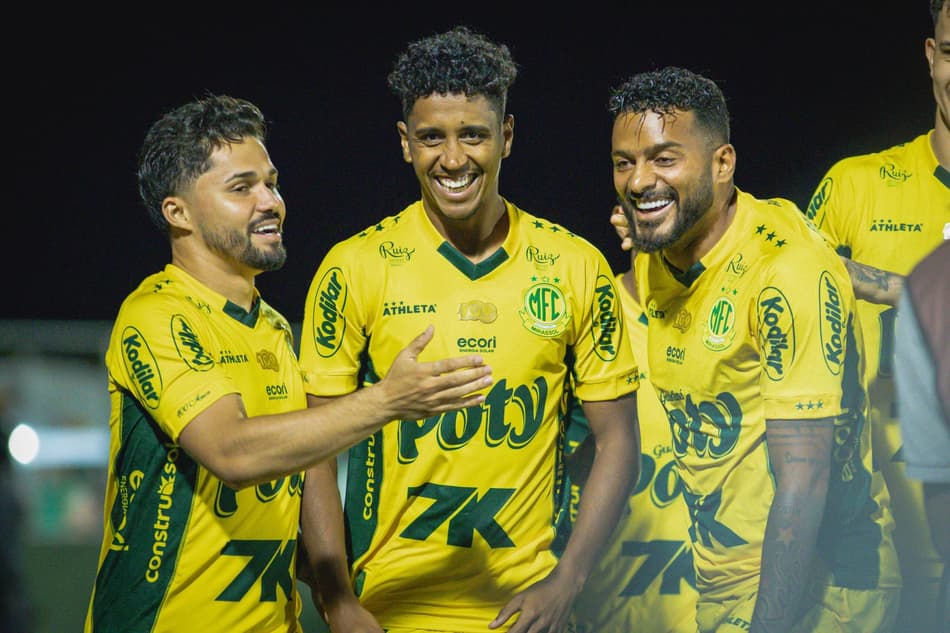 Mirassol comemora gol de Gabriel diante do Palmeiras (Foto: Ze Rafael Photo/UAI Foto/Gazeta Press)