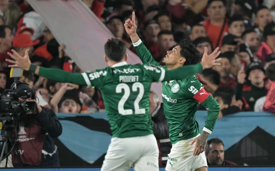 Gustavo Gómez comemora seu gol no jogo do Palmeiras contra o River Plate pelas quartas da Libertadores