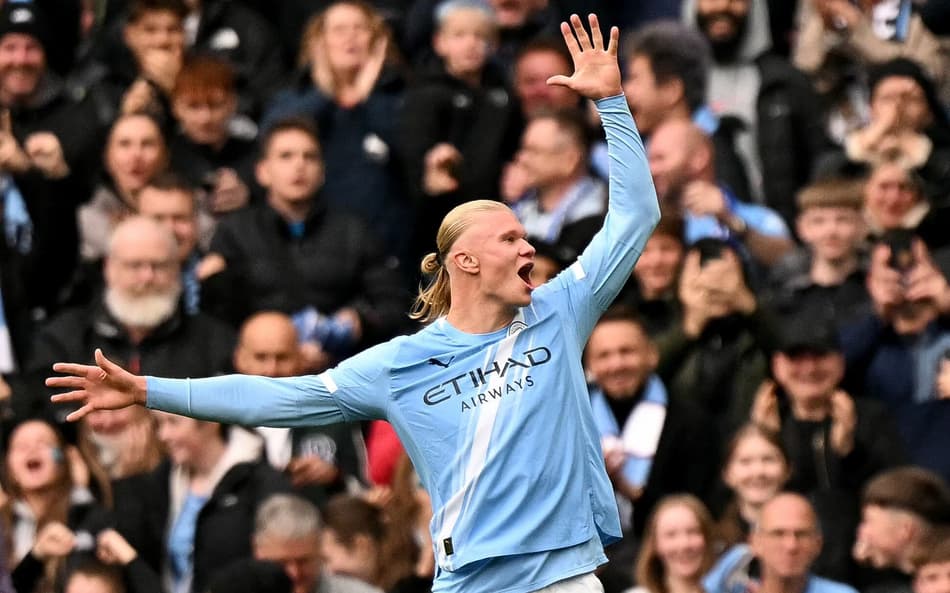 Haaland marcou os dois gols da vitória do Manchester City sobre o Everton na Premier League (Foto: Oli SCARFF / AFP)