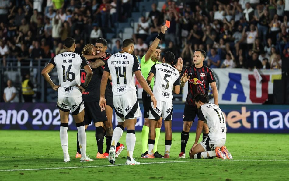 Marcelo de Lima Henrique expulsou Igor Gomes em RB Bragantino x Atlético-MG (Foto: Vitor Vidal/Agência F8/Gazeta Press)