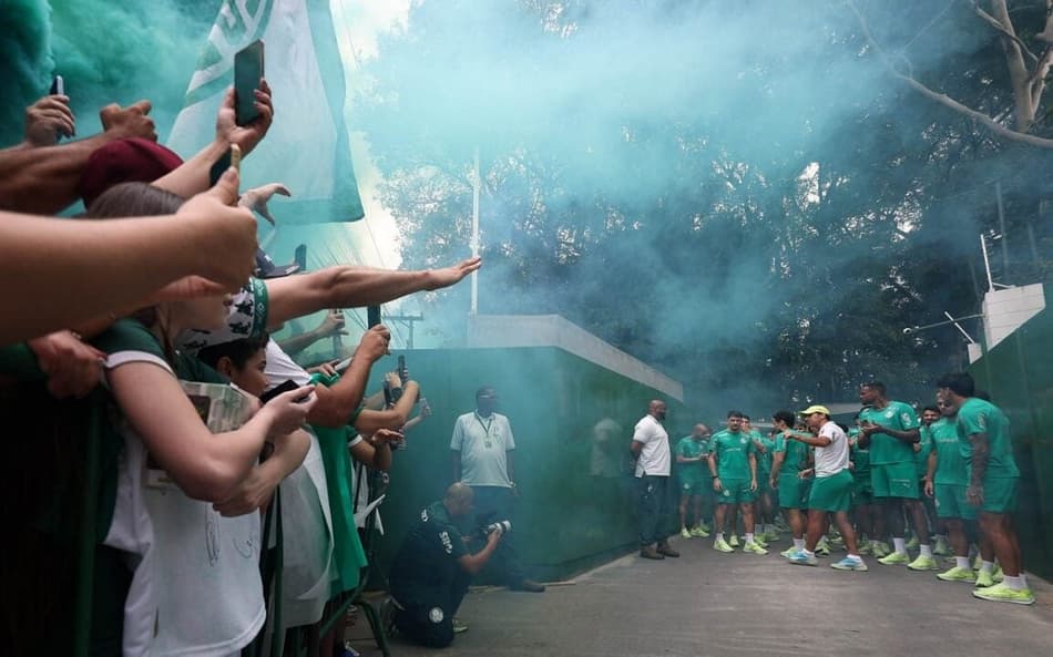 Torcida do Palmeiras faz festa para os jogadores em treinamento na Academia de Futebol